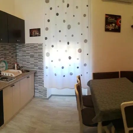 Zeus Apartament *